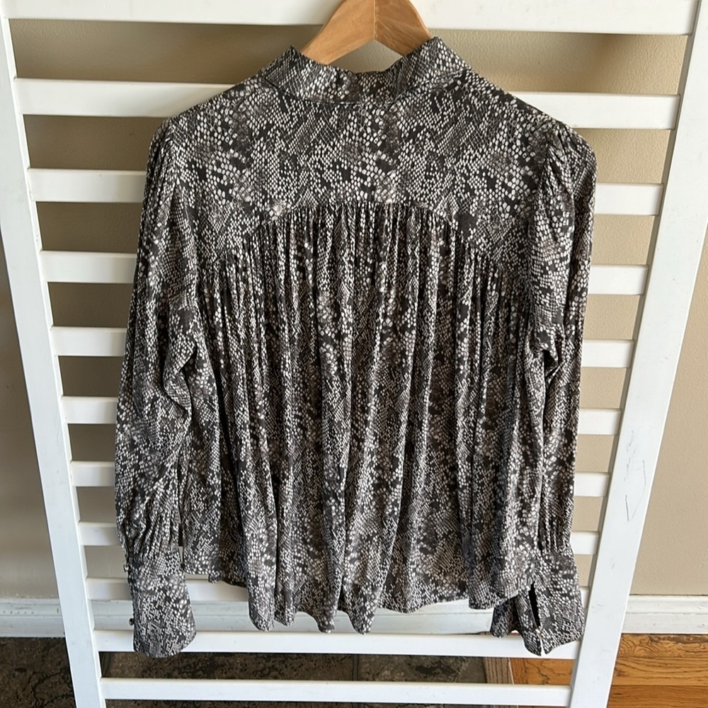 Free People Muse Snakeskin Python Button Front Long Sleeve Top Peasant Small - Picture 8 of 13